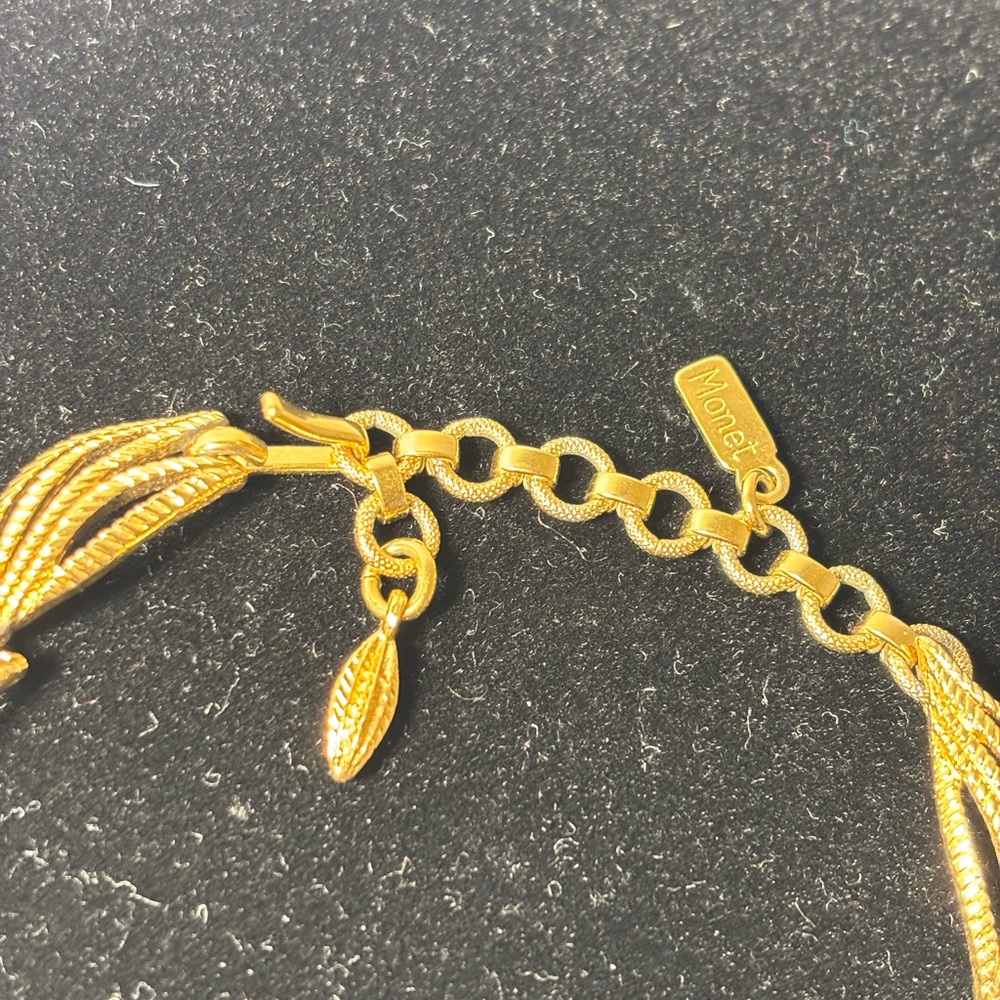 Monet VTG Choker Gold Tone Textured Leaf Design Necklace 15” Clasp To Clasp - Picture 6 of 8